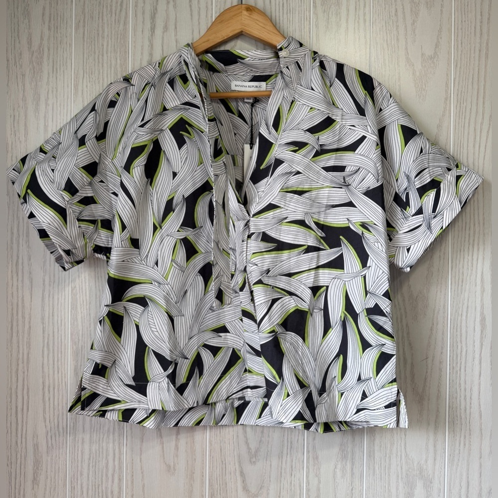 Banana Republic Short Sleeve Popover Blouse
Black White Leaf Print
Size Medium